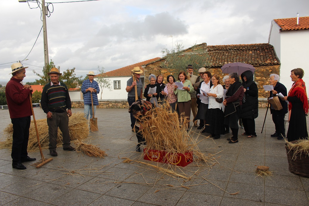 Habitantes de Paço de Rio Frio juntam-se a artistas para criar ...