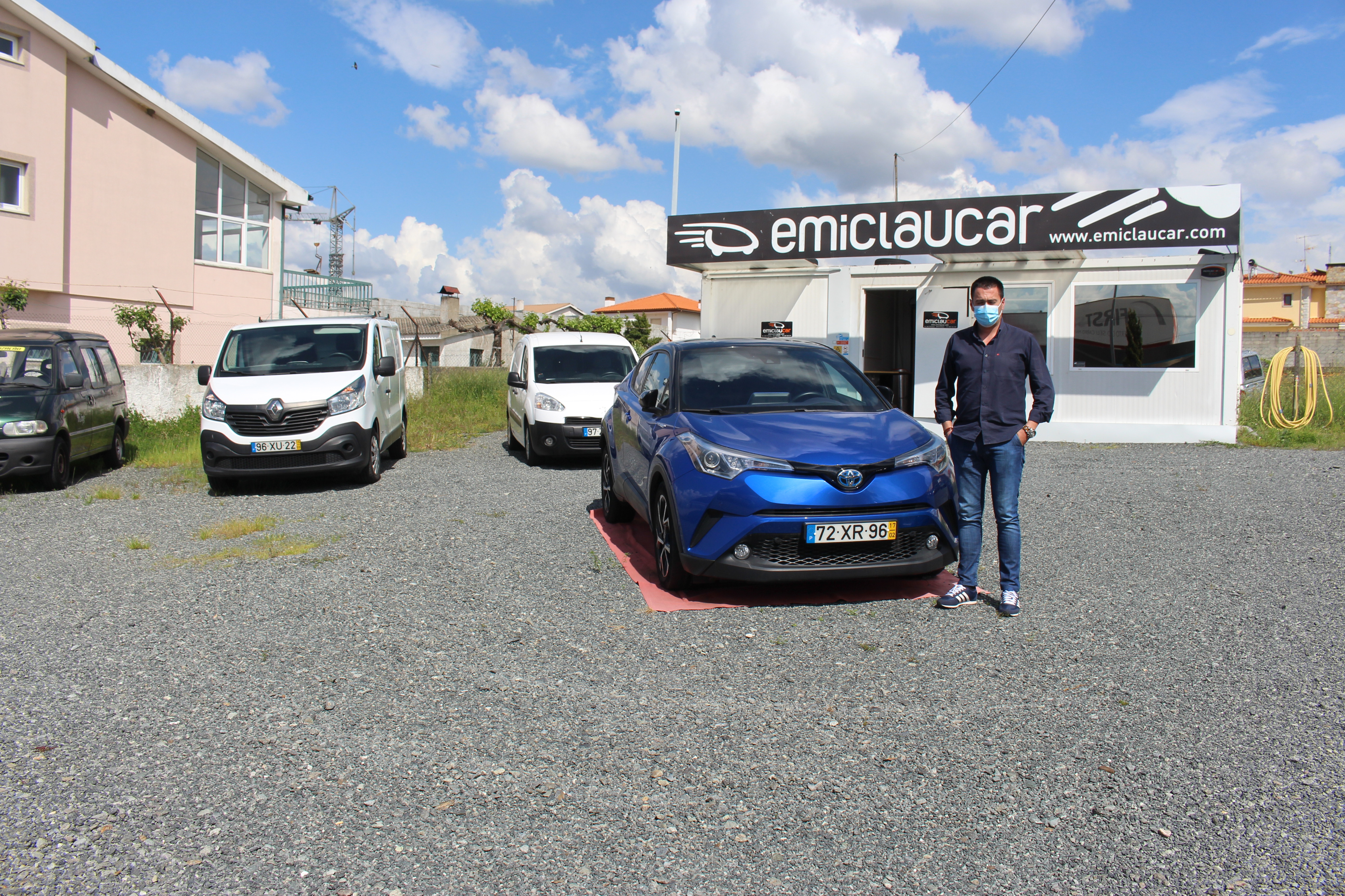 Stands de automóveis com dificuldades em vender carros em tempos de